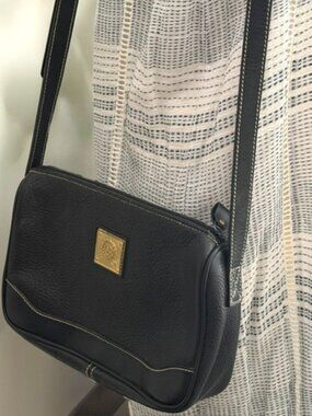 VINTAGE MEDALLION CROSSBODY BLACK PEBBLED LEATHER HANDBAG W/ DUST BAG
